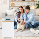 MAXXMEE Digitaler-Luftreiniger weiß/silber mit 6-Stufen-Reinigungsprozess, Ionisation und Timer, im Wohnzimmer mit Paar und Hund.