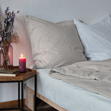 LUMALAND Premium Bettwäsche Everyday - Ganzjahres Bettbezug 155x200 cm & Kissenbezug 80x80 cm in elegantem Grau auf Bett mit Kerze und Deko