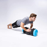 Mann trainiert Liegestütze mit World Fitness Corebag Sandsack Carolous - Fitness Power Bag - 20 kg für funktionelles Training.