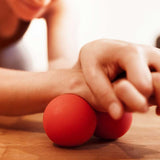 #DoYourFitness Double Faszienball Massageball Globo aus Silikon, rot, für gezielte Selbstmassage und Faszientherapie im Fitness- und Yoga-Bereich.