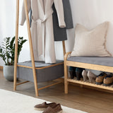 LUMALAND Kleiderständer aus Bambus in Beige mit Ablagefach, stabil für Jacken, Schuhe, modernes und natürliches Design.