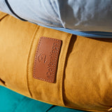 #DoYourYoga Yoga-Kissen Ganesh in Indischgelb mit Bio-Dinkelspelz, Halbmondform 45 x 30 x 14 cm, Baumwollbezug abnehmbar und waschbar.