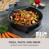 GOURMETmaxx Pizza-Pfanne mit Deckel elektrisch 1500W schwarz mit Antihaftbeschichtung und extra hohem Rand, gefüllt mit gebratenem Gemüse.