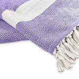 LUMALAND Baumwolldecke / Tagesdecke aus 100 % Baumwolle in Lila mit geometrischem Muster und Fransen, 200 x 240 cm.