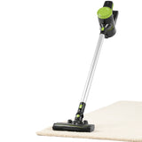 CLEAN Edition Akku-Zyklon-Staubsauger schwarz/grün mit 2-Stufen Saugkraft, Akku, LED-Bodendüse und HEPA-13-Filter auf Teppich.