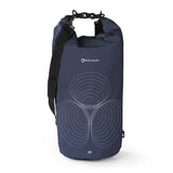 #DoYourOutdoor Dry Bag 20L - Dunkelblau ist wasserfest, robust, mit verstellbarem Schultergurt und ideal für Outdoor-Abenteuer.