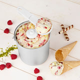 MAXXMEE Eismaschine aus Edelstahl mit Milcheis und Fruchteis, Eisportionierer, Waffelhörnchen und frischen Himbeeren.