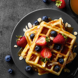 N8WERK Waffeleisen - Belgische Waffeln mit Früchten und Ahornsirup, schnell und knusprig in unter 4 Minuten zubereitet.