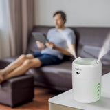 MAXXMEE Diffuser mit LED-Farbwechsel und Nachtlicht-Funktion, erzeugt feinen Nebel zur Luftbefeuchtung, stündlicher Dauer- und Intervallbetrieb.