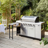 GRILLCHEF Gasgrillküche 6 BR + SB - 121 cm - silber mit 6 Edelstahlbrennern, Seitenbrenner und ausklappbarem Seitentisch im Garten.