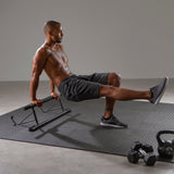 FitEngine - Klimmzugstange für den Türrahmen schwarz/grau, vielseitig für Klimmzüge und Bodenübungen, stabile Konstruktion bis 130 kg.