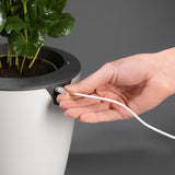 LAZY LEAF Blumentopf selbstgießend 1,1 Liter weiß/grau mit Temperatursensor und Akkuladeanschluss für bis zu 12 Wochen Bewässerung.