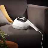 N8WERK Milbensauger in der Moonlight Edition auf Sofa liegend, ideal zum Absaugen und Desinfizieren von Polstern und Matratzen.