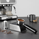 BEEM Tamperstation aus Edelstahl mit Silikonboden als Tamperstation und Ablage für Kaffeemehl in moderner Coffee Corner.