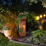 Hoberg LED Pflanzsäule "Schmetterling" in 3D Rost-Optik, 19x19x72 cm mit LED-Beleuchtung und abnehmbarer Pflanzschale im Garten.