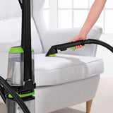 CLEANmaxx Teppichreiniger Professional 800 W in Schwarz/Grün reinigt Polstermöbel mit aufsteckbarem Bürsten- und Schlauchaufsatz.