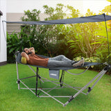 Hoberg klappbare Hängematte mit Sonnendach aus robustem Stahl mit Tragetasche und abnehmbarem Sonnenschutz im Garten.