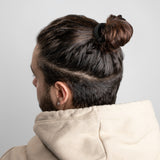 fairtye Haargummi schwarz - 3er-Set im Haar eines Mannes, elastisch und ohne Metall für starken Halt und vielseitige Frisuren.