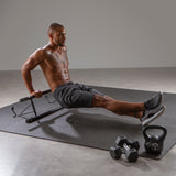 FitEngine - Klimmzugstange für den Türrahmen - schwarz/grau, flexible Montage für effektives Körpergewichtstraining ohne Bohren.