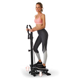 VITALmaxx Fitnesstrainer Swing Stepper mit 2 Expanderbändern, frau trainiert Beine und Arme an kompakter Stepper-Maschine schwarz.