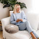 VONMÄHLEN Wireless Ladegerät Aura lite 15W schwarz auf Kissen liegend, kabelloses Laden kompatibel mit allen Smartphones