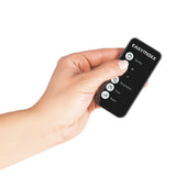 Fernbedienung des EASYmaxx Mini-Heizung Kamin-Optik - 400W - schwarz mit Temperatur- und Timerfunktionen in einer Hand gehalten.