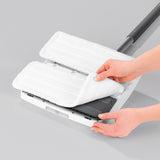 MAXXMEE Akku-Vibrationsmopp mit Sprühfunktion - Kabellos - grau, mit abnehmbarem Mikrofasertuch für einfache Reinigung.