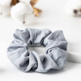 fairtye Scrunchie - grau aus Bio-Baumwolle, elastisch, ohne Metall, vielseitig für starken Halt, nachhaltiges Haaraccessoire.