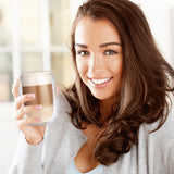 Frau hält GOURMETmaxx Latte Macchiato Thermogläser 6er-Set aus doppelwandigem, isolierendem Borosilikatglas mit Latte Macchiato.