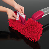 CLEANmaxx Spray-Mopp flexibel - rot mit flexiblem Wischkopf und abnehmbarem, doppelseitigem Mikrofaser-Wischtuch zum Reinigen.