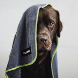 FLUFFINO® Hundehandtuch Mikrofaser – 2er-Pack in Grau & Grün, schnell trocknend, extra saugfähig, ideal für kleine und mittelgroße Hunde.