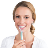 Frau verwendet VITALmaxx Zahnpflege Reiniger Sonic weiß/mint mit LED-Licht zur präzisen Zahnreinigung unterwegs kabellos.