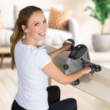 Frau trainiert Arm- und Beinmuskulatur mit VITALmaxx Mini-Trainer mit Metallschwungrad - grau/schwarz und Trainingscomputer.