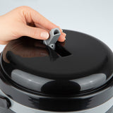 MAXXMEE Eiswürfelbehälter - 4,5l Füllmenge schwarz mit praktischem Deckel und Ausguss zum Abgießen von Schmelzwasser.