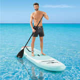 EASYmaxx Stand-Up Paddle-Board 2020, 300cm, weiß/blau, mit 3 Finnen, Gepäck-Spanngurt und Sicherungsschlaufe auf klarem Wasser.
