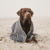 FLUFFINO® Hundehandtuch Mikrofaser – 2er-Pack in Grau & Grün, extra saugfähig und schnell trocknend für kleine bis mittelgroße Hunde.