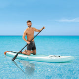 Mann kniet auf EASYmaxx Stand-Up Paddle-Board - 2020 - 300cm - weiß/blau auf klarem Wasser mit Paddel in der Hand.