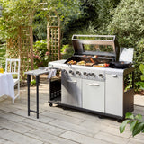 GRILLCHEF Gasgrillküche 6 BR + SB - 121 cm - silber mit emaillierten Gusseisenrosten, Warmhalterost und ausklappbarem Seitentisch im Garten.