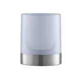 Ein Becher aus Milchglas mit einem metallisch silbernen Boden, abgebildet vor einem weißen Hintergrund.