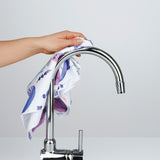 MAXXMEE Geschirrtuch Mikrofaser Schmetterling 10er-Set zeigt sanftes Abtrocknen eines Wasserhahns aus Mikrofaser.