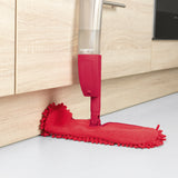 CLEANmaxx Spray-Mopp flexibel - rot mit flexiblem Wischkopf und integrierter Sprühfunktion für einfache Reinigung von Ecken und Fußleisten.