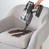 MAXXMEE Akku-Zyklon-Staubsauger LED Power Control Pro in anthrazit/petrol saugt Schmutz von grauem Möbelstoff effektiv weg.