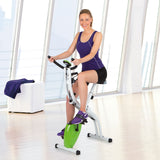 Frau trainiert auf VITALmaxx Heimtrainer Fitness Bike in Weiß/Limegreen mit 8 verstellbaren Schwierigkeitsstufen und Trainingscomputer.