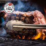 LANDMANN Gasgrill Rexon PTS 3.1 - schwarz mit saftigem Steak auf emaillierten Grillrosten über Flammen und Grillzange
