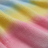 LUMALAND Kuscheldecke für Kinder 100x150 cm in weichem Coral-Fleece mit buntem Regenbogen-Design, ideal für gemütliche Abende.