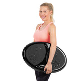 Frau hält den VITALmaxx Vibrationstrainer rund 200W schwarz mit rutschfester Standfläche und LED-Display für Ganzkörpertraining.