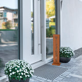 Hoberg Rost-Schild mit Willkommen Schriftzug als wetterfeste Metall-Dekostele vor Haustür mit robuster Bodenplatte.