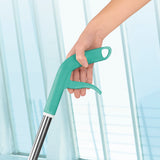 MAXXMEE Spray-Mopp - 380 ml Tank - türkis mit ergonomischem Griff und integrierter Sprühfunktion für einfaches und schonendes Reinigen.