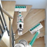 MAXXMEE Akku-Zyklon-Staubsauger mit Schmutzgraderkennung in weiß/grün saugt Treppen mit LED-Mikrofaserdüse kabellos.