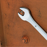 Hoberg Rost-Schild mit Willkommen Schriftzug, stabile Metall-Dekostele in Rost-Optik mit Schraube und Maulschlüssel beim Aufbau.